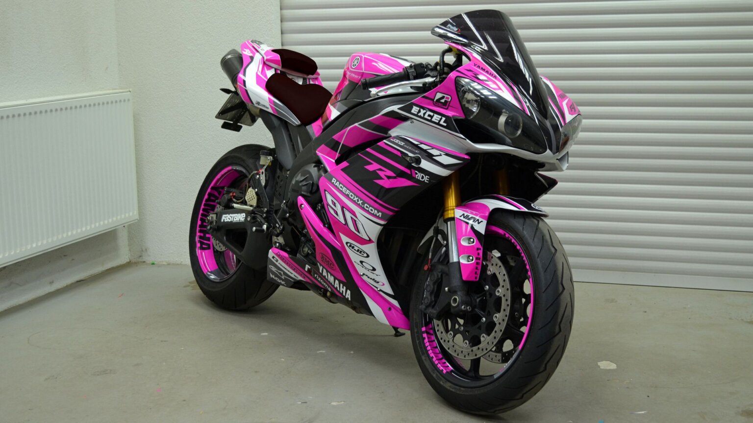 pink r1